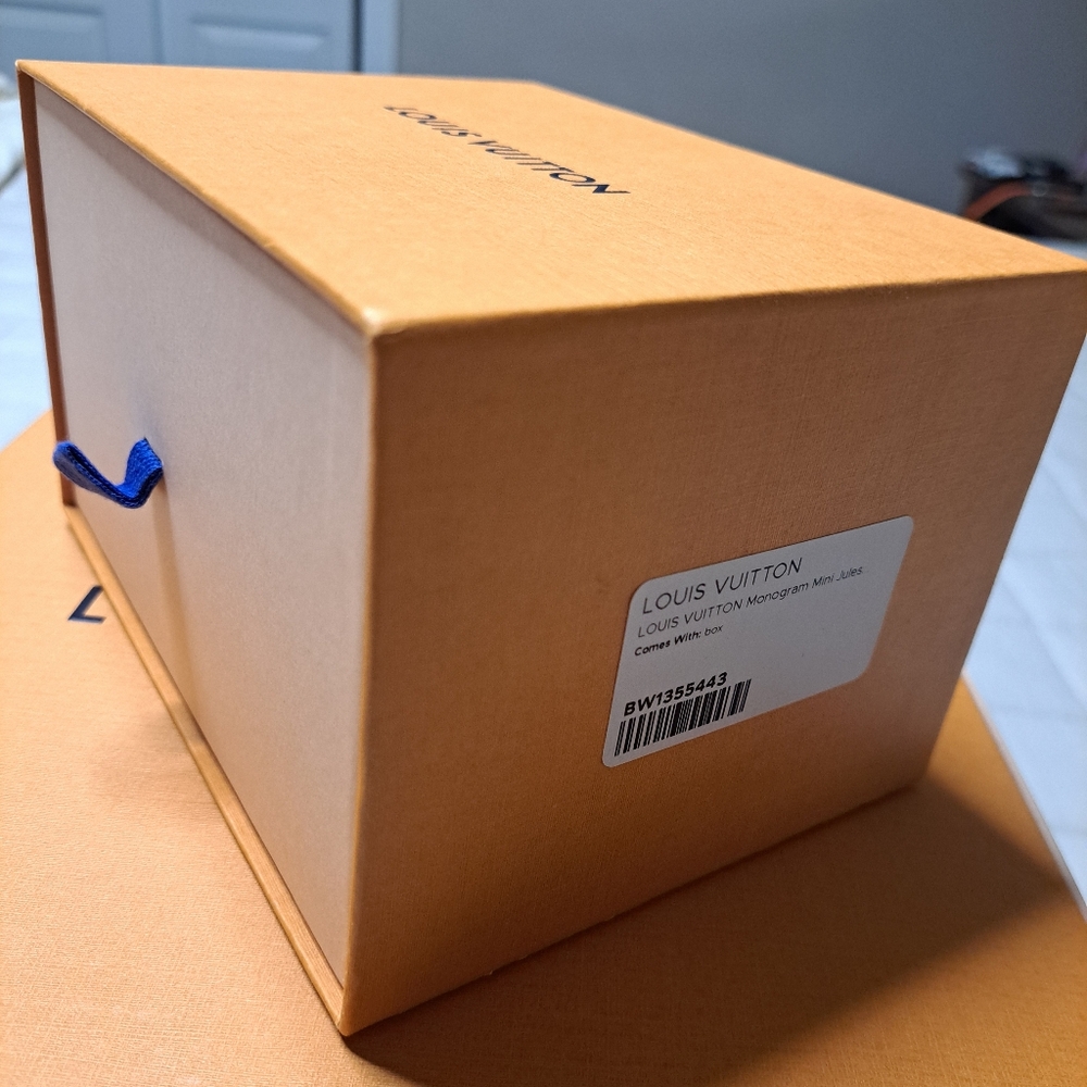 Louis Vuitton Boxes. Set Of 2 - Picture 7 of 8